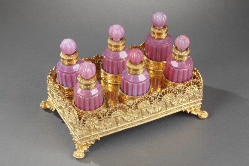 Antiquités - Gilt bronze perfume box with opaline perfume flasks