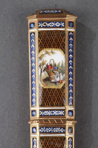 Antiquités - Etui en or et émail, travail Suisse XVIIIe siècle