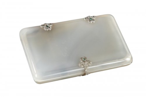 Art Deco case with agate, gold, diamonds and emeralds