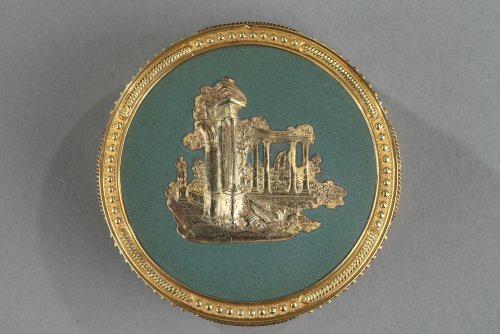 Boite en poudre d'écaille teinté et or époque Louis XVI. - Objets de Vitrine Style Louis XVI