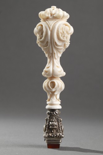 Objects of Vertu  - A 19th century Dieppe ivory desk seal with silver and agate