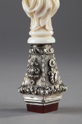 Antiquités - A 19th century Dieppe ivory desk seal with silver and agate