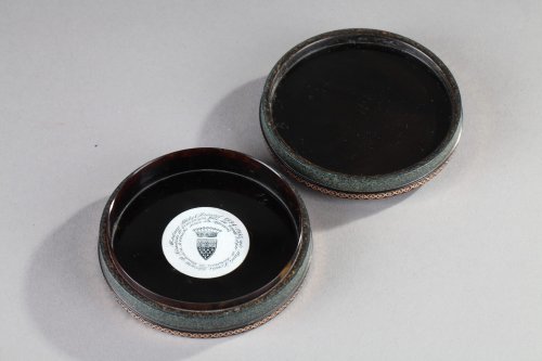 XVIIIe siècle - Boite en poudre d’écaille, or et miniature érotique sur ivoire XVIIIe siècle