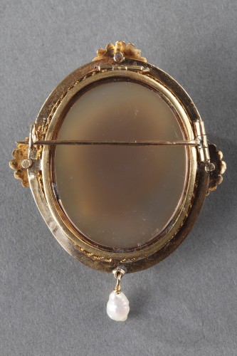 Gold Brooch with Pearl and Cameo on Agate - Napoléon III