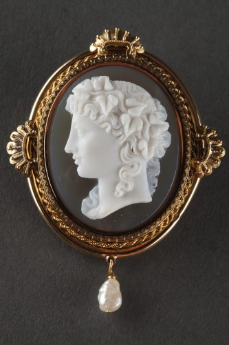 Antiquités - Gold Brooch with Pearl and Cameo on Agate