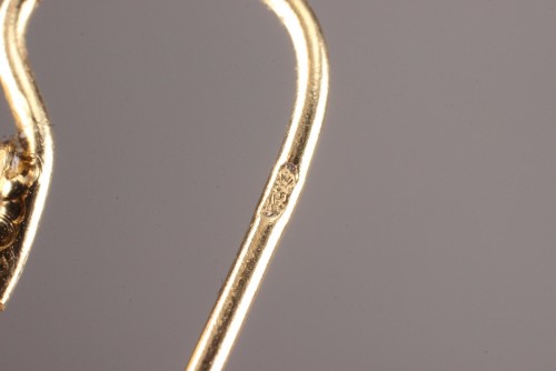 Paire de boucles d'oreilles en or, émail, perle et nacre Napoléon III - Ouaiss Antiquités