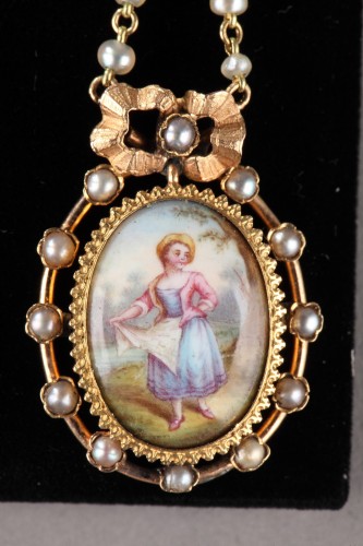 XIXe siècle - Paire de boucles d'oreilles en or, émail, perle et nacre Napoléon III