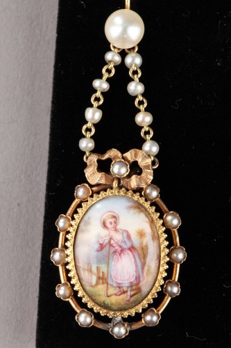 Antiquités - Paire de boucles d'oreilles en or, émail, perle et nacre Napoléon III