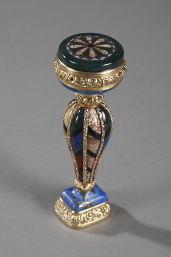 Cachet en or, jaspe, lapis lazuli, turquoise - Objets de Vitrine Style Restauration - Charles X