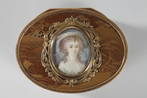 Objects of Vertu  - Gold snuff Box Lacquer with miniature on ivory