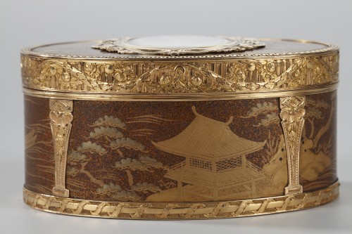 Gold snuff Box Lacquer with miniature on ivory - 
