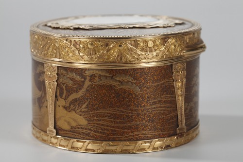 18th century - Gold snuff Box Lacquer with miniature on ivory