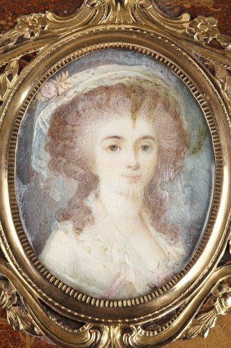 Antiquités - Gold snuff Box Lacquer with miniature on ivory