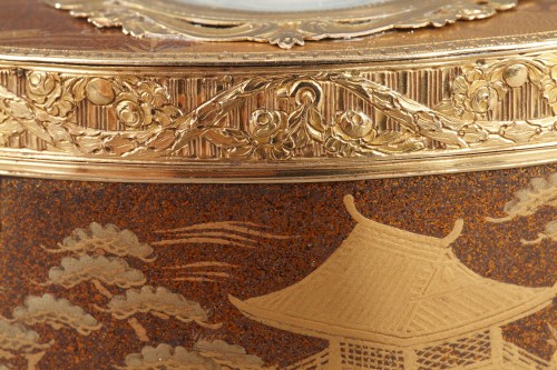 Antiquités - Gold snuff Box Lacquer with miniature on ivory