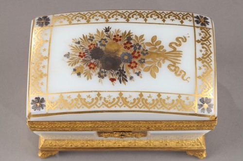 Coffret en opaline blanche Epoque Charles X - Verrerie, Cristallerie Style Restauration - Charles X