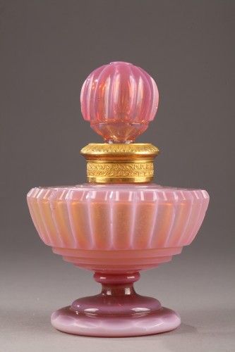 Flacon en opaline gorge de pigeon, Charles X Circa 1820-1830 - Verrerie, Cristallerie Style Restauration - Charles X
