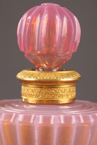 Restauration - Charles X - Flacon en opaline gorge de pigeon, Charles X Circa 1820-1830
