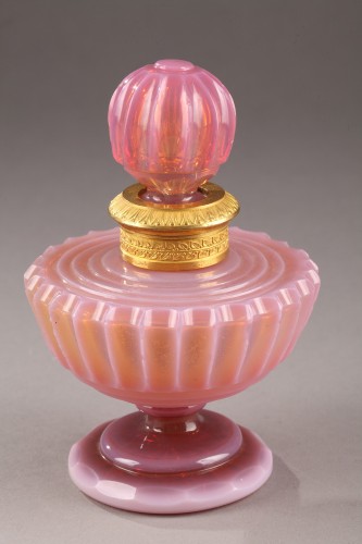 Antiquités - Flacon en opaline gorge de pigeon, Charles X Circa 1820-1830