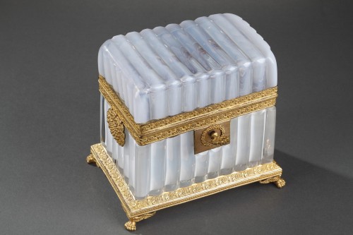 XIXe siècle - Coffret en opaline blanche Epoque Charles X