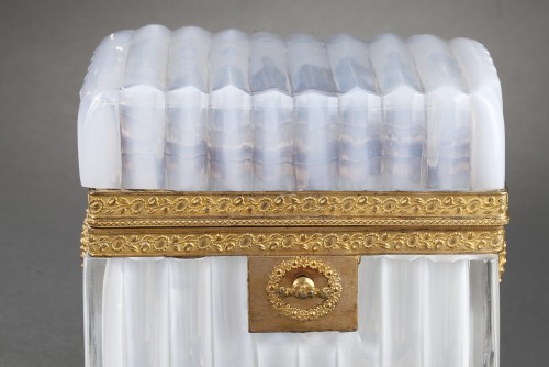 Antiquités - Coffret en opaline blanche Epoque Charles X