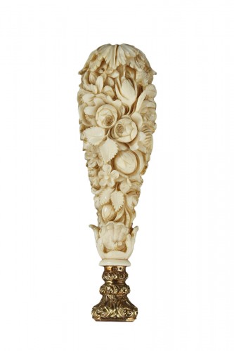 A Dieppe ivory desk seal with gold and agate