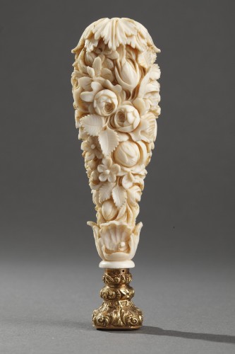 A Dieppe ivory desk seal with gold and agate - Objects of Vertu Style Restauration - Charles X