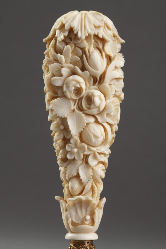 Objects of Vertu  - A Dieppe ivory desk seal with gold and agate