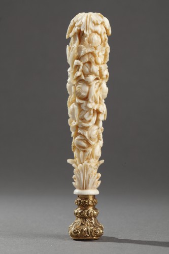 19th century - A Dieppe ivory desk seal with gold and agate