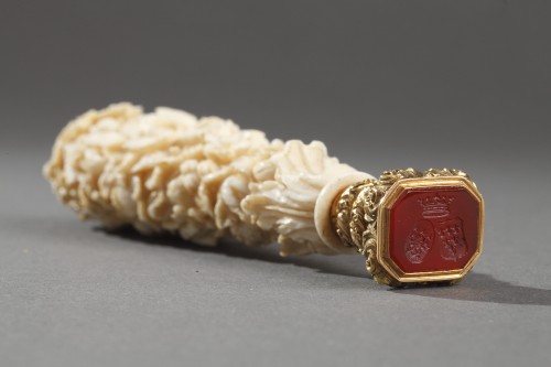 Antiquités - A Dieppe ivory desk seal with gold and agate