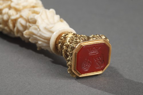 Antiquités - A Dieppe ivory desk seal with gold and agate