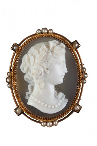 Gold Brooch With Agate Cameo And Pearls