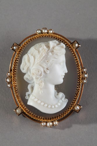 Gold Brooch With Agate Cameo And Pearls - 