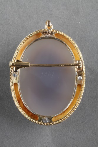 19th century - Mid-19th century Gold brooch with agate cameo