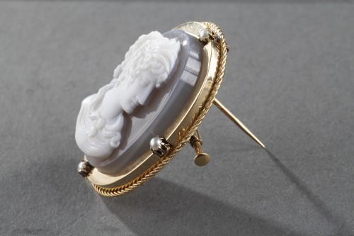 Antiquités - Mid-19th century Gold brooch with agate cameo