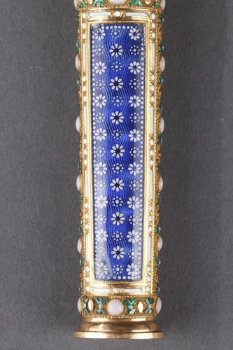 Gold, cylindrical case for wax with translucent blue enamel - Louis XVI