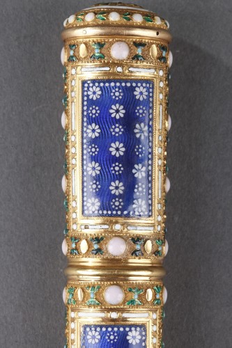 Louis XVI - Gold, cylindrical case for wax with translucent blue enamel