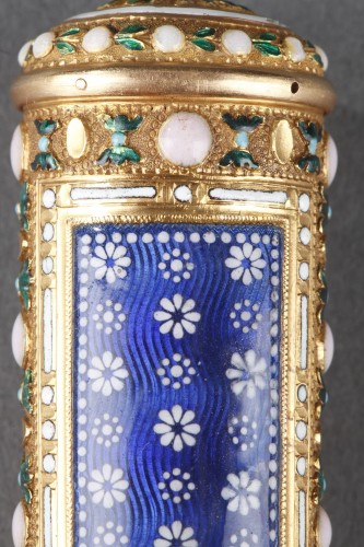 Antiquités - Gold, cylindrical case for wax with translucent blue enamel