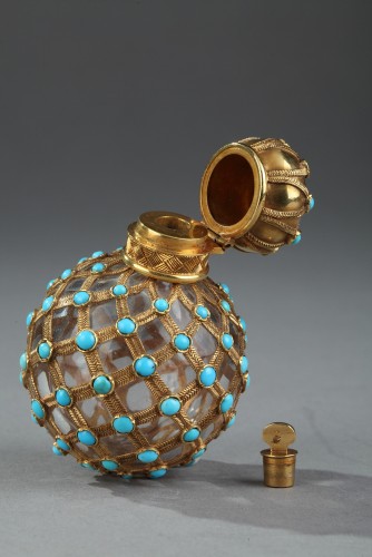 Flacon à parfum cristal, or et turquoises Début XIXe siècle - Ouaiss Antiquités
