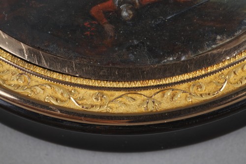 Antiquités - Bonbonnière en or, écaille et miniature "scène de bataille" inspirée de Parrocel