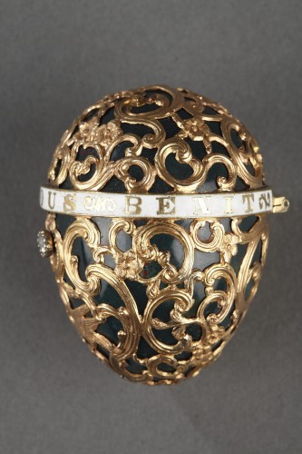 Antiquités - A 18th century gold cage work mounted bloodstone egg . 