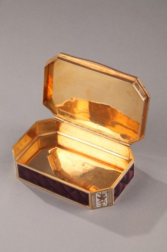 Empire - Early 19th Century Swiss gold and enamelled snuff box.