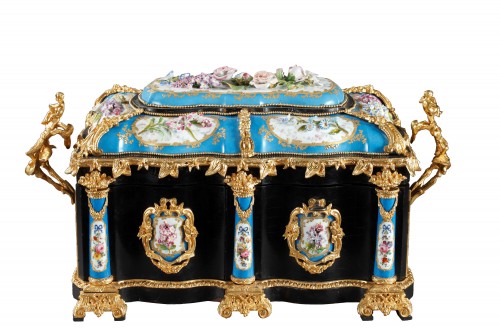 Coffret en porcelaine, bois noirci et bronze dore signe giroux