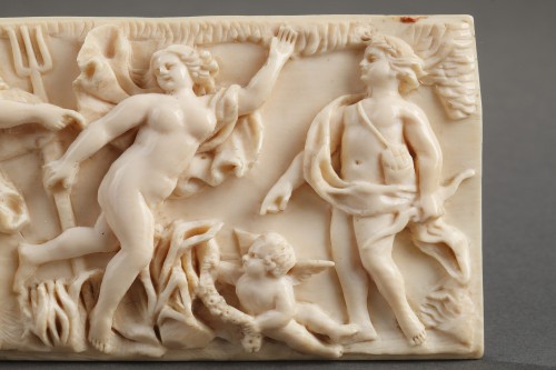 Plaque en ivoire "les amours de Poséidon", travail de la fin XVIIIe siècle - Objets de Vitrine Style Louis XVI