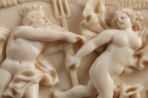 Antiquités - Plaque en ivoire "les amours de Poséidon", travail de la fin XVIIIe siècle