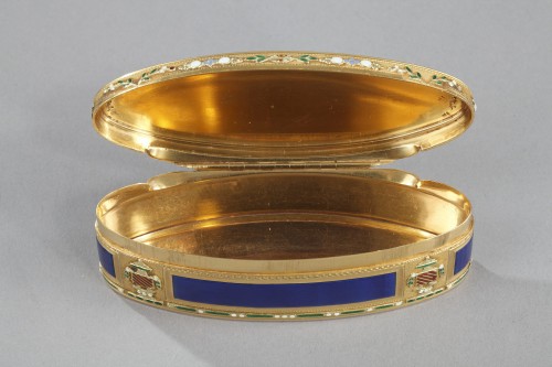 Antiquités - Tabatière en or et émail bleu - XVIIIe siècle