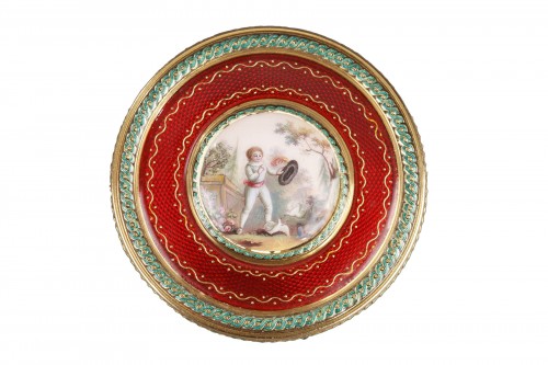 Bonbonnière, or candy box, in intricately patterned gold and, ruby-red enamel