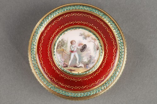 Objects of Vertu  - Bonbonnière, or candy box, in intricately patterned gold and, ruby-red enamel