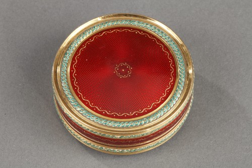 Bonbonnière, or candy box, in intricately patterned gold and, ruby-red enamel - 