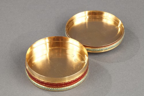 Bonbonnière, or candy box, in intricately patterned gold and, ruby-red enamel - Louis XVI