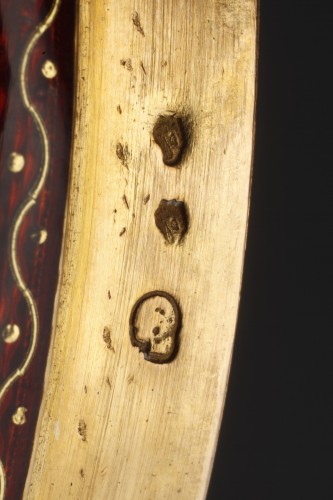 Antiquités - Bonbonnière, or candy box, in intricately patterned gold and, ruby-red enamel